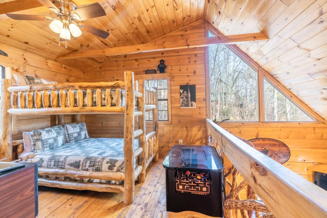 Moonshine Ridge Cabin With Hot Tub And Fire Pit Pigeon Forge Eksteriør bilde